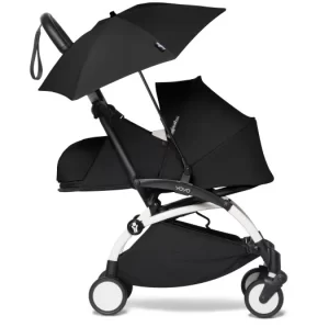 Med ett solskydd till barnvagnen kan bebisen få skydd från solens starka strålar. Det finns både parasoll, UV-filtar och suffletter att införskaffa.
