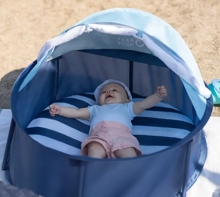 BabyMoov soltält för bebis kommer med ett myggnät och ventilation för en sval miljö för små barn.