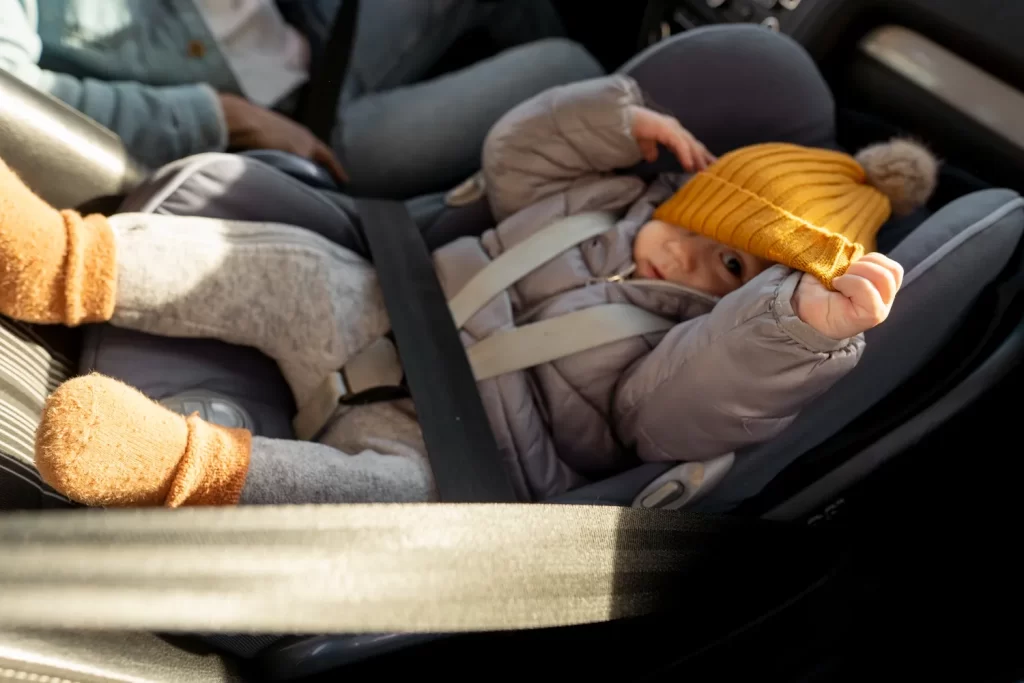 Hitta bästa bilbarnstol i vårt test, som t.ex. denna bebisen ligger i.