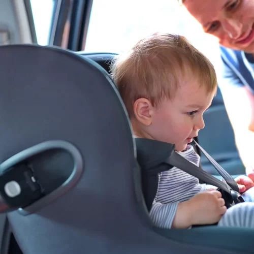 Byta från babyskydd till bilbarnstol – Guide för när man byter