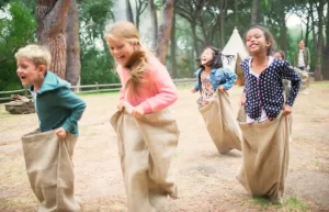 Hoppa säck är ett av våra tips på kul utelek för barn.