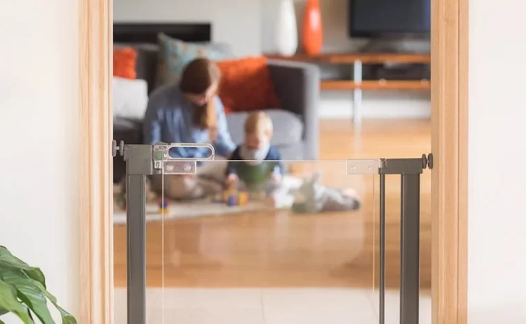Safe & Care SafeGate är en transparent barngrind som ger öppenhet och ljus.