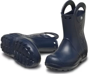 Crocs Handle It är ett par superlätta och bra gummistövlar för barn som är enkla att ta på och väldigt smidiga att gå i.
